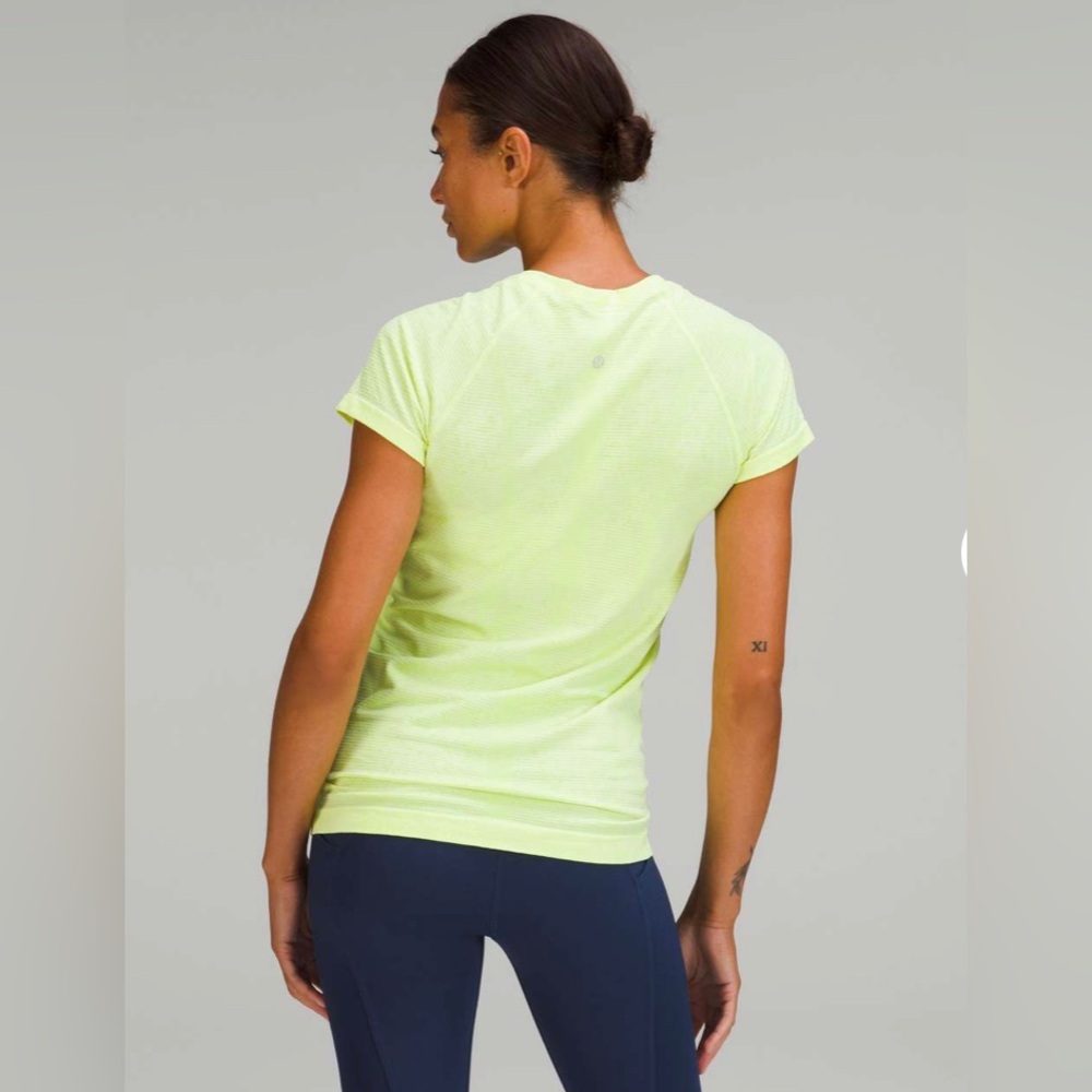 Lululemon Swiftly Tech Short Sleeve Shirt 2.0 Lime Green Women's Top Sz 12 - Picture 2 of 6